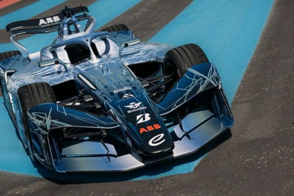 Une monoplace de Formule E évolue sur un circuit.
