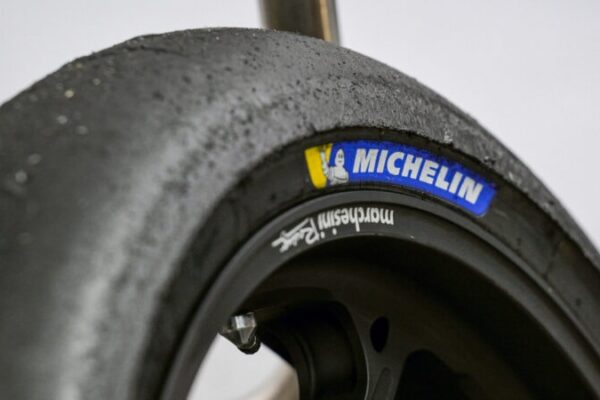 Un pneu arrière Michelin monté sur une moto de MotoGP.