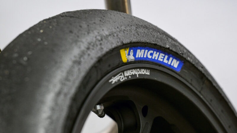 Un pneu arrière Michelin monté sur une moto de MotoGP.