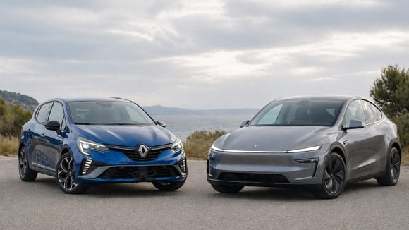 La Renault Clio domine le marché français ; le Tesla Model Y reste haut dans le classement.