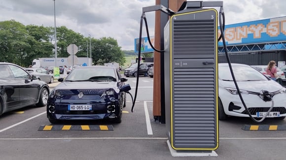 La part de marché de l’électrique passe de 35 % en juillet à 38 % en août, puis 42 % en septembre.