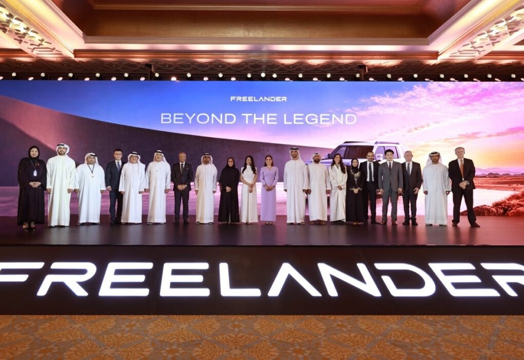 Le SUV hybride Freelander 8 présenté lors de son lancement à Abou Dhabi.