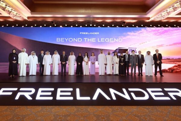 Le SUV hybride Freelander 8 présenté lors de son lancement à Abou Dhabi.