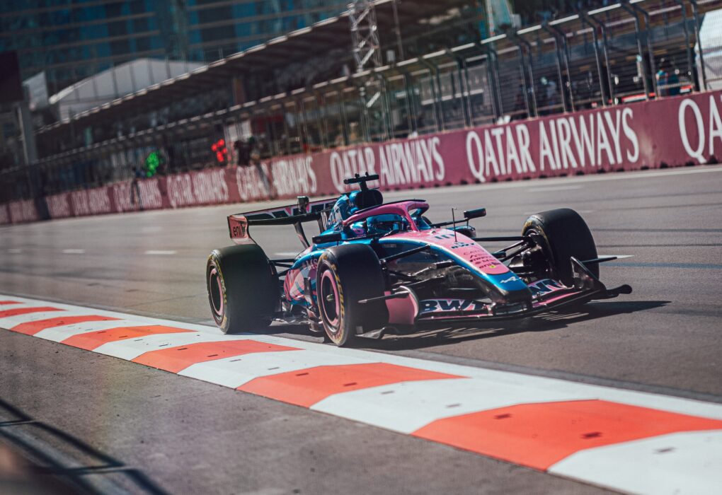 Une monoplace Alpine de Formule 1 dans un environnement de travail de l'écurie.