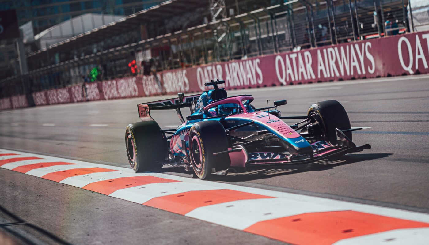 Une monoplace Alpine de Formule 1 dans un environnement de travail de l'écurie.