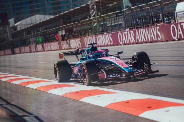 Une monoplace Alpine de Formule 1 dans un environnement de travail de l'écurie.