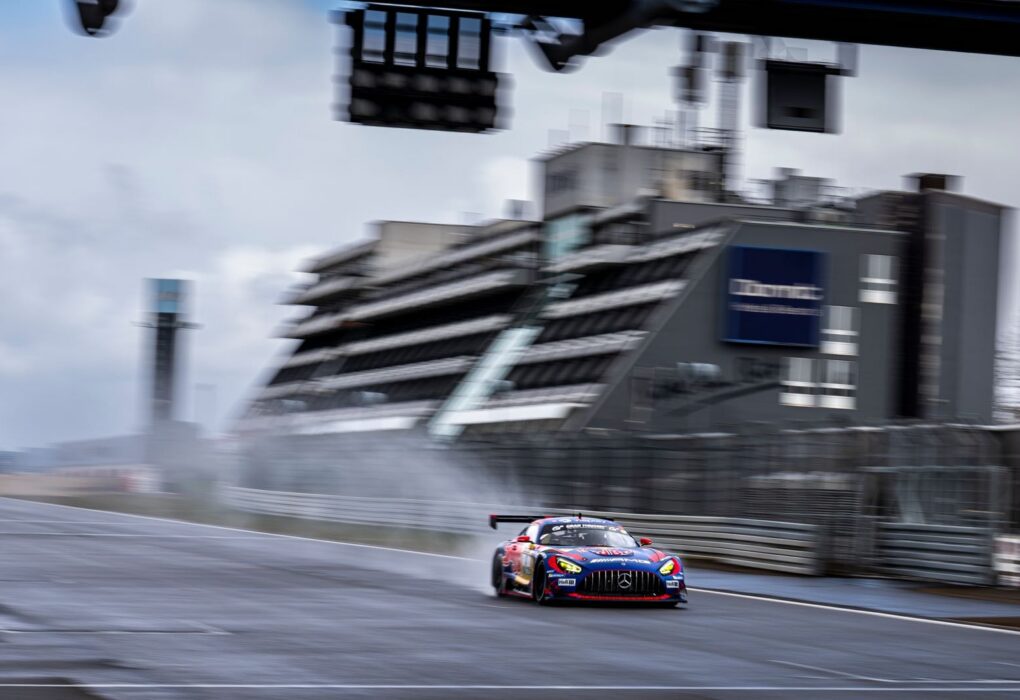 Max Verstappen et une Mercedes-AMG GT3 sur un circuit.