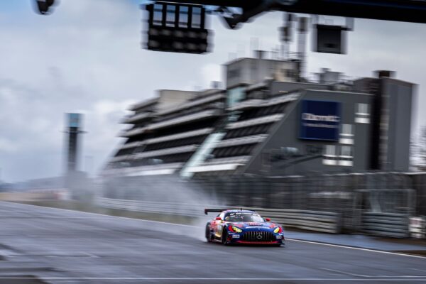 Max Verstappen et une Mercedes-AMG GT3 sur un circuit.