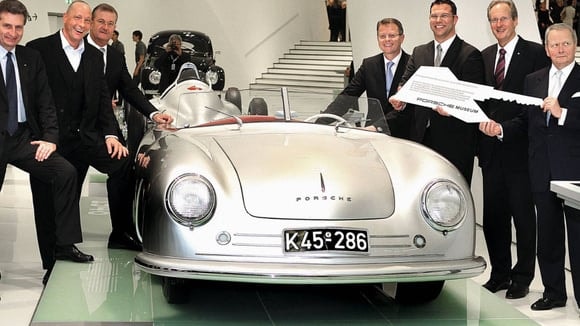 Wendelin Wiedeking, troisième à gauche, lors de l’inauguration du musée Porsche en janvier 2009.
