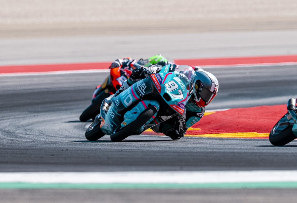 Une moto de Moto3 en piste lors du Grand Prix du Japon à Motegi.