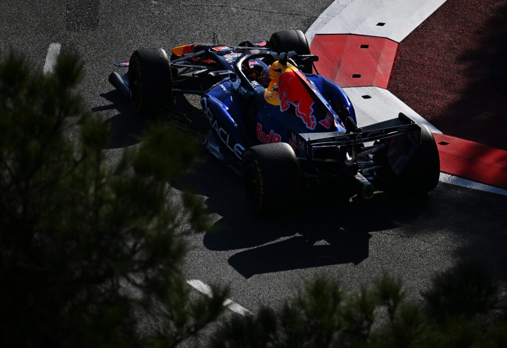 Max Verstappen au volant de sa Red Bull sur le circuit de Sepang lors des essais libres.