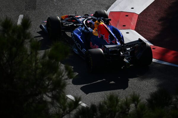 Max Verstappen au volant de sa Red Bull sur le circuit de Sepang lors des essais libres.