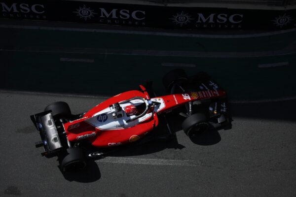 La Ferrari de Charles Leclerc en piste lors des essais libres à Sepang.