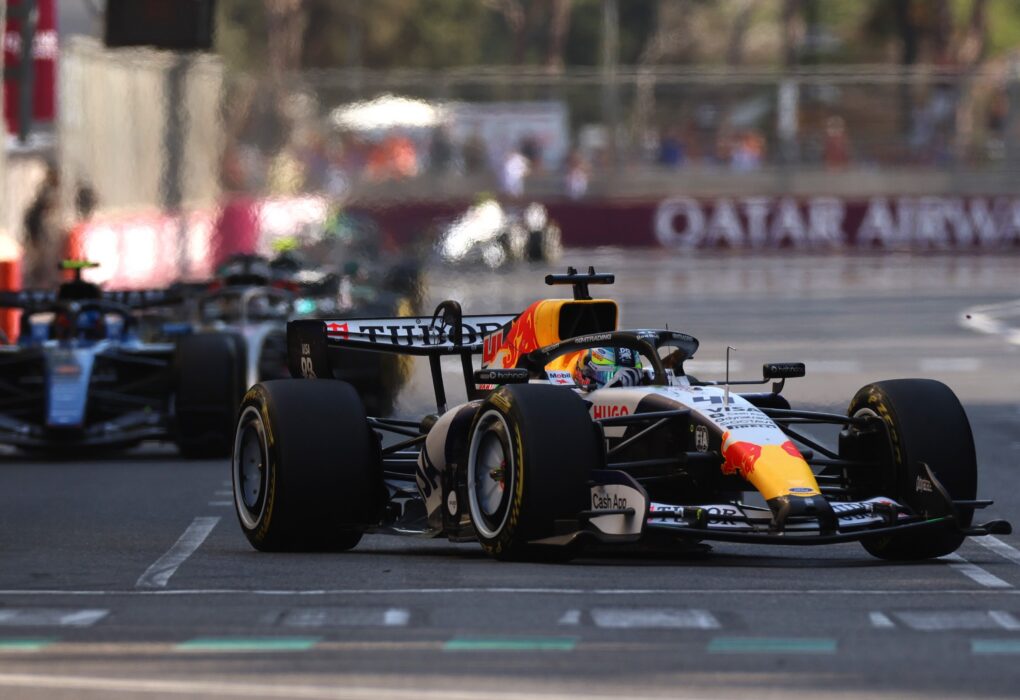 Arvid Lindblad au volant de sa monoplace de F1.