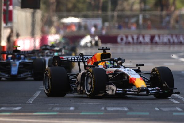 Arvid Lindblad au volant de sa monoplace de F1.