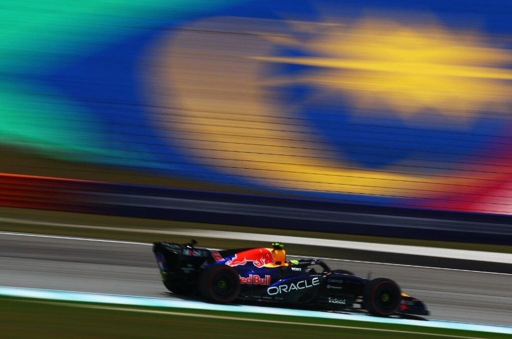 Des monoplaces de Formule 1 sur le circuit de Sepang en Malaisie.