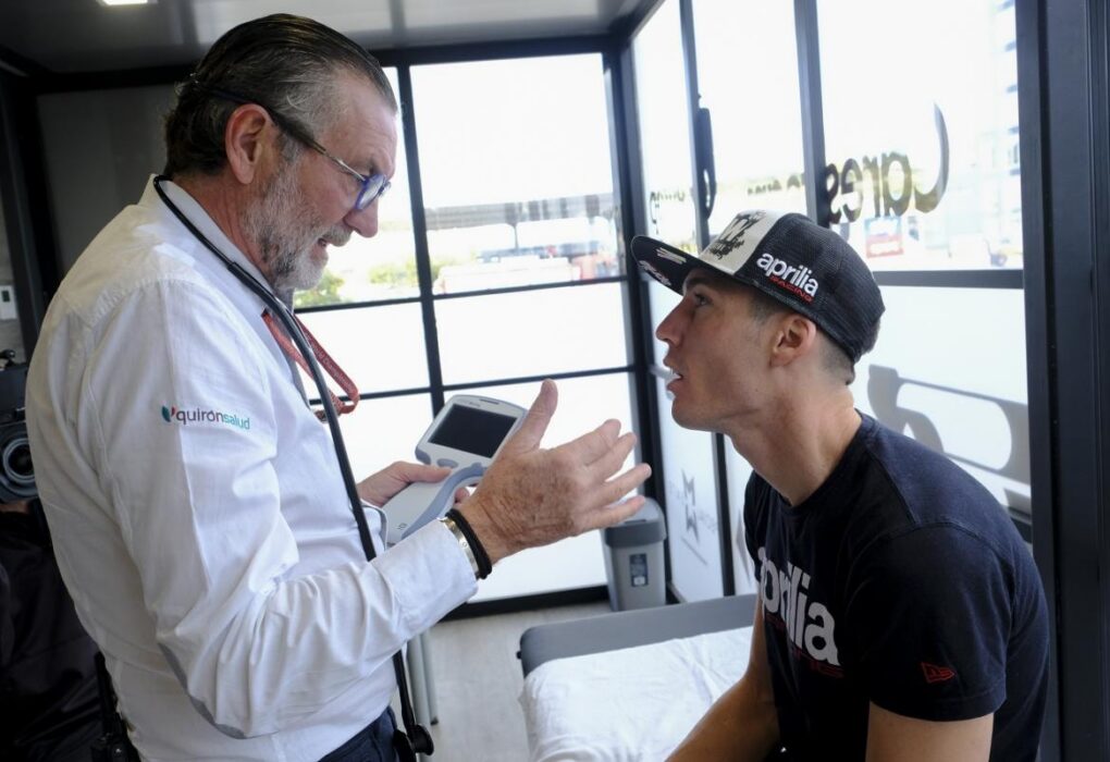 Un pilote de MotoGP auprès de sa moto.