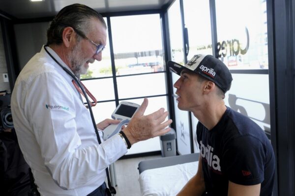 Un pilote de MotoGP auprès de sa moto.