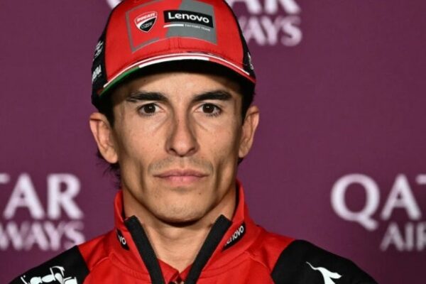 Marc Marquez sur sa Ducati dans le paddock du MotoGP.