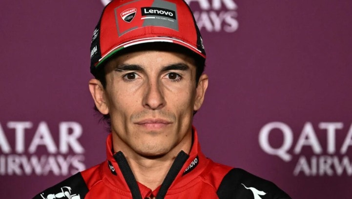 Marc Marquez sur sa Ducati dans le paddock du MotoGP.