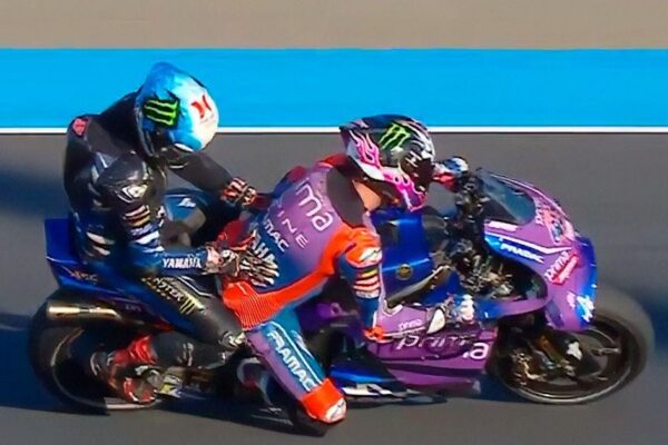Des pilotes de MotoGP roulent sur le circuit de Motegi au Japon.