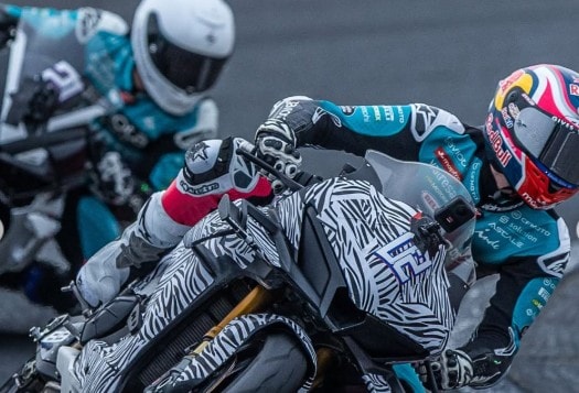 La CFMoto V4 SR-RR à la livrée camouflée lors des essais menés avec Aspar.