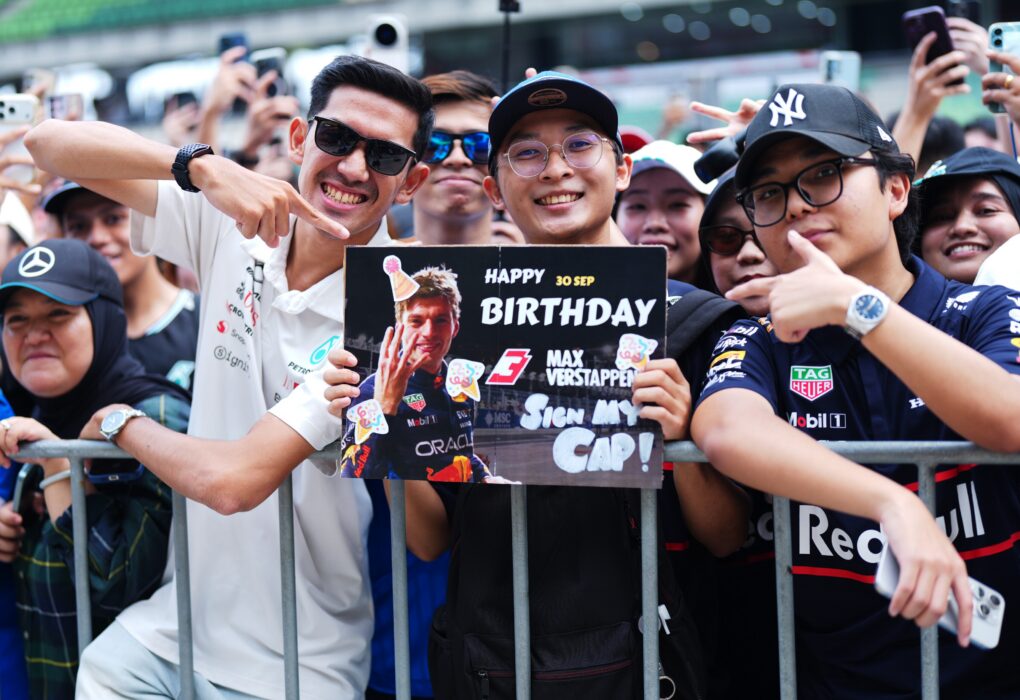Spectateurs attendant des navettes près du circuit de Sepang.