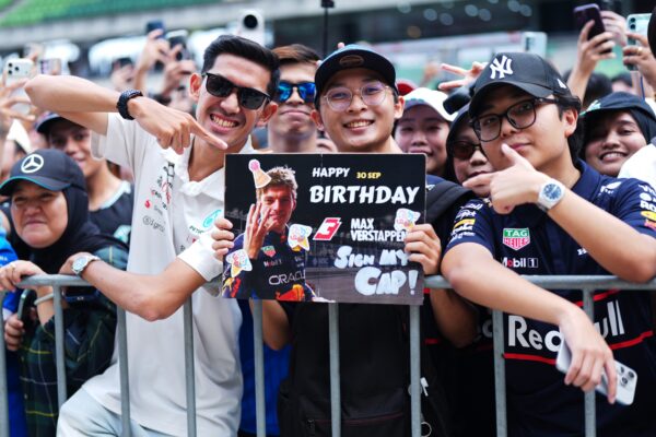 Spectateurs attendant des navettes près du circuit de Sepang.