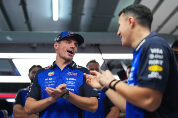 Max Verstappen au volant de sa Red Bull sur le circuit de Sepang.