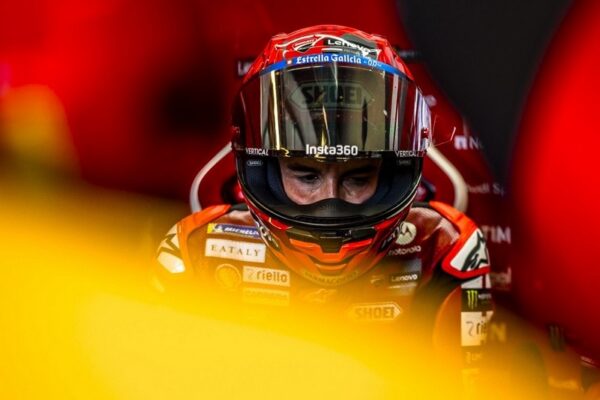 Marc Marquez sur sa moto de MotoGP, sujet d’une analyse consacrée aux départs.