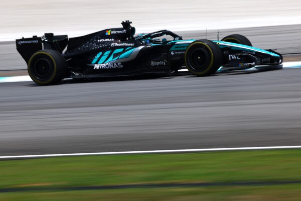 George Russell dans le paddock de Formule 1 avec Mercedes.