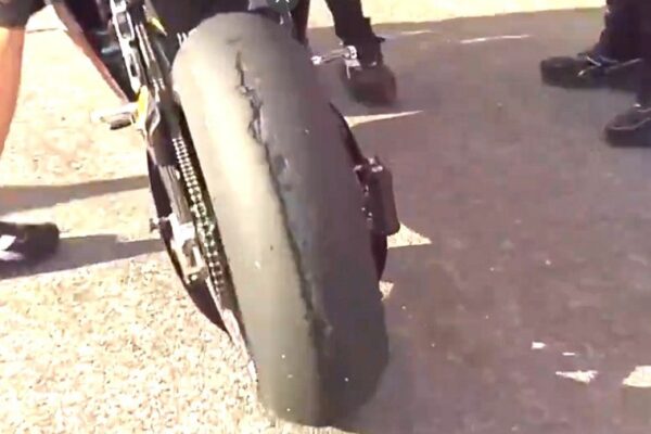 Un pneu arrière de MotoGP fortement dégradé après le Sprint du Grand Prix du Japon.