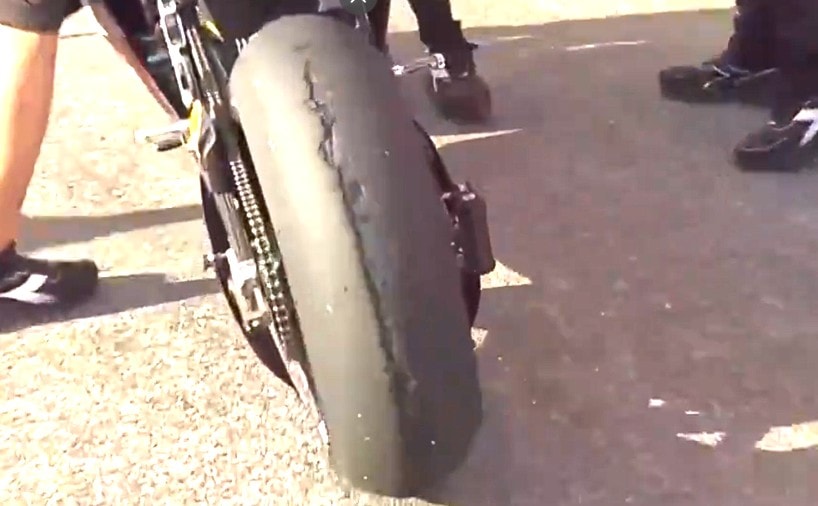 Un pneu arrière de MotoGP fortement dégradé après le Sprint du Grand Prix du Japon.