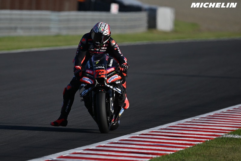 Marco Bezzecchi au guidon de son Aprilia sur la piste de Motegi.