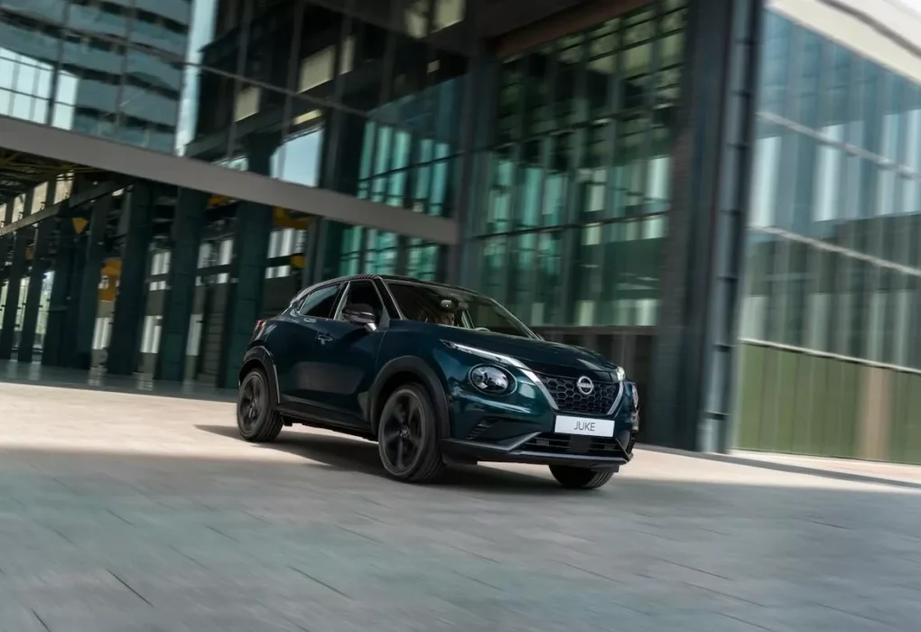 Un Nissan Juke Pulse avec son toit noir, ses jantes de 19 pouces et sa présentation spécifique.