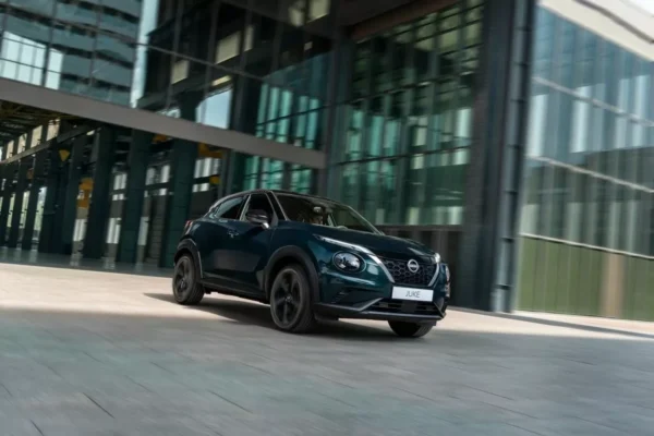 Un Nissan Juke Pulse avec son toit noir, ses jantes de 19 pouces et sa présentation spécifique.