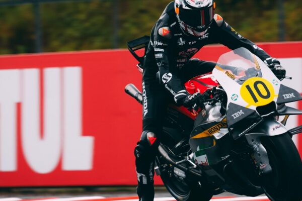 Luca Marini au guidon de sa Honda en livrée historique lors du Grand Prix du Japon à Motegi.