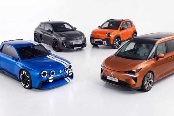 Des concepts automobiles évoquant les modèles historiques de Citroën, Peugeot et Renault au Mondial de l'Auto.