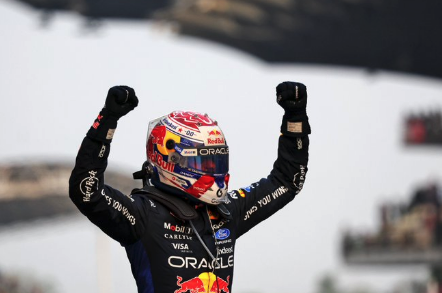 Max Verstappen au volant de sa Red Bull sur le circuit de Sepang.