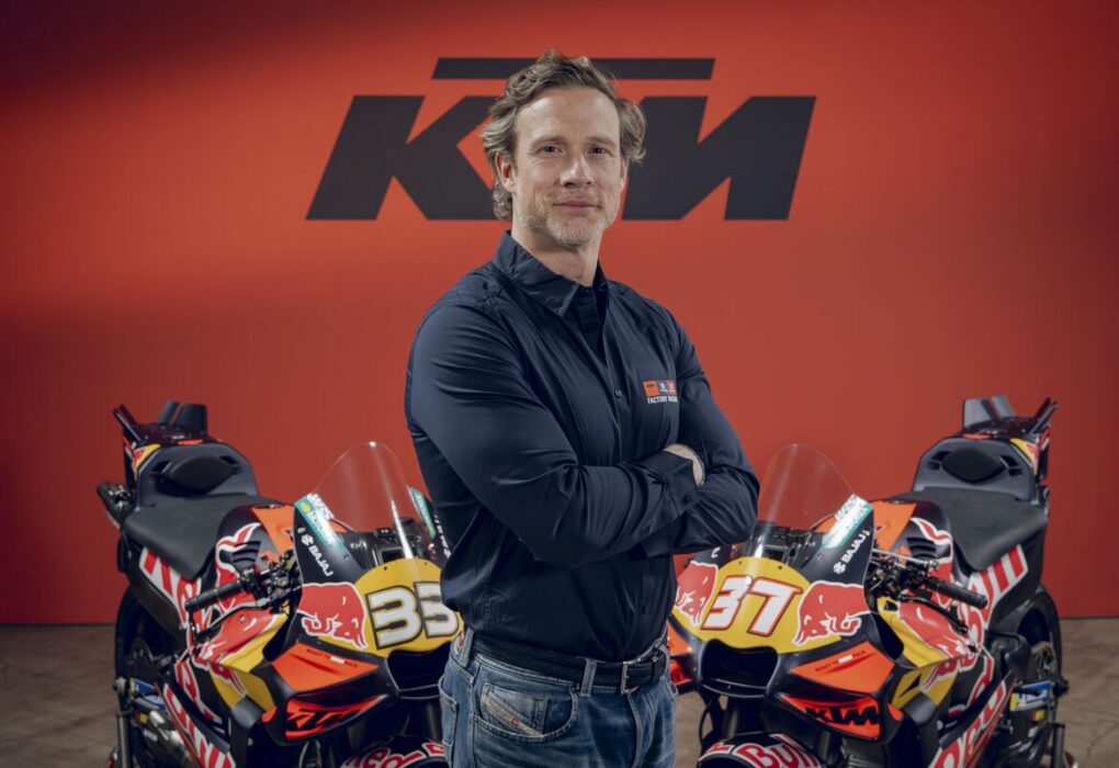 Une moto KTM engagée en MotoGP roule sur circuit.