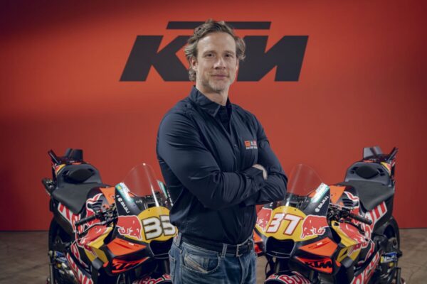 Une moto KTM engagée en MotoGP roule sur circuit.