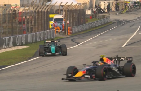 George Russell au volant de sa monoplace Mercedes en F1.