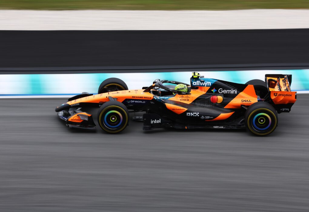 Lando Norris au volant de sa monoplace McLaren sur le circuit de Sepang.