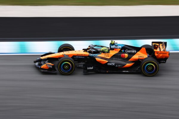 Lando Norris au volant de sa monoplace McLaren sur le circuit de Sepang.