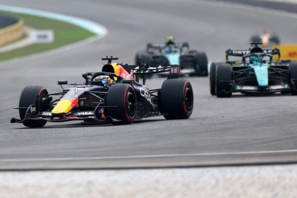 Max Verstappen au volant de sa Red Bull RB22 sur le circuit de Sepang.