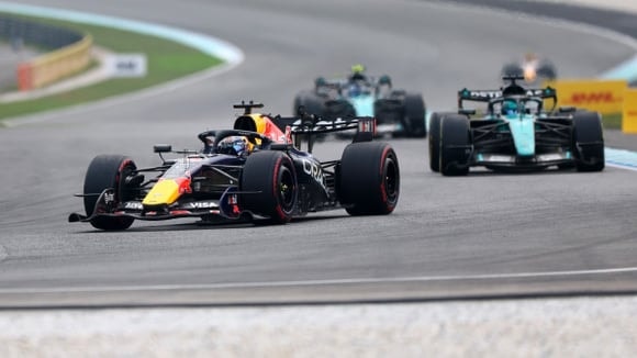 Max Verstappen (Red Bull) mène devant George Russell et Kimi Antonelli au Grand Prix de Bahreïn.