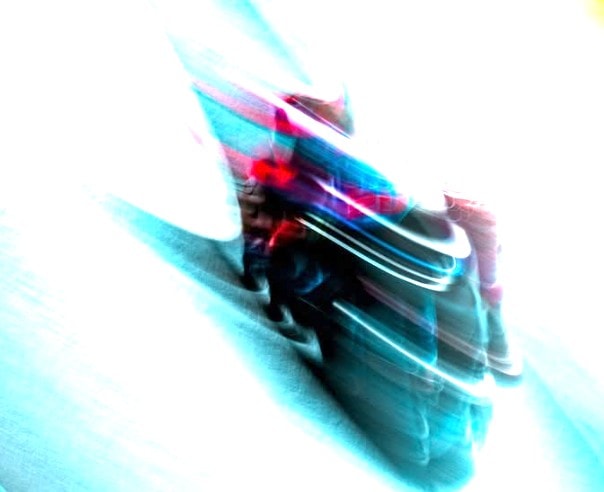 Une moto de MotoGP en piste lors d'une séance d'essais.