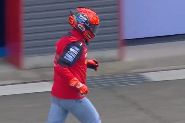 Marc Marquez dans le paddock de Motegi lors du GP du Japon MotoGP.