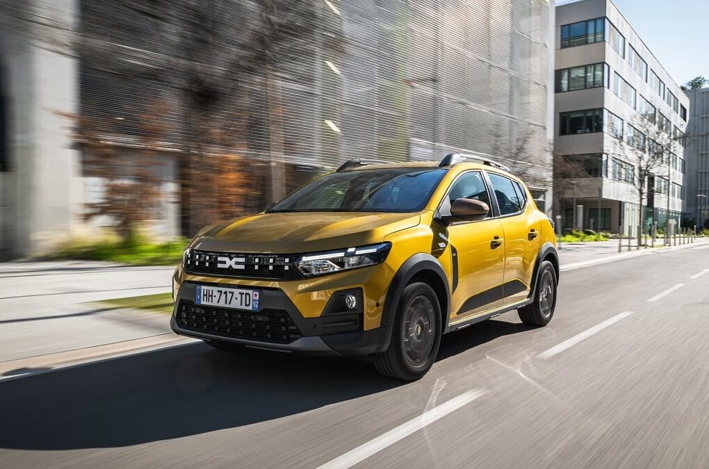 Un modèle hybride Dacia illustrant la promesse d’autonomie de la gamme.