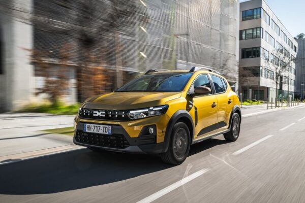 Un modèle hybride Dacia illustrant la promesse d’autonomie de la gamme.